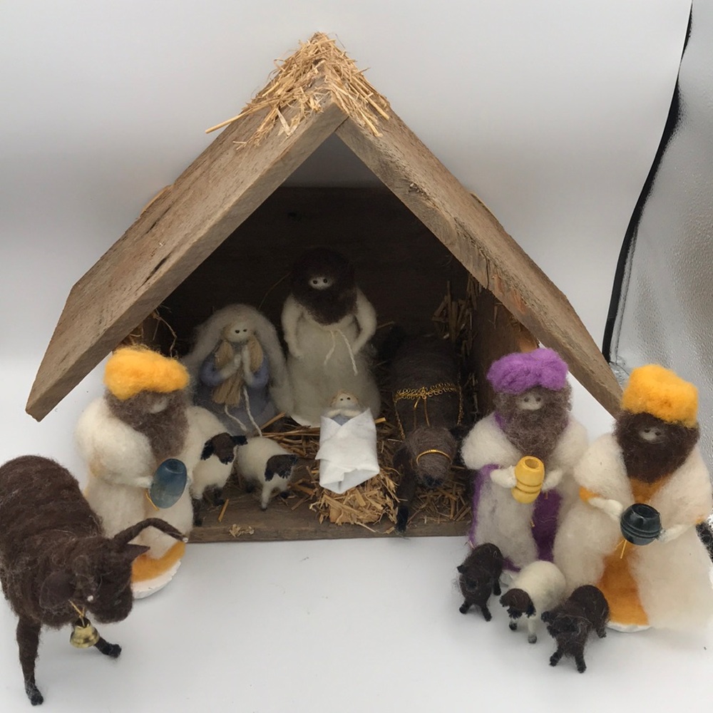 Rams Horn Wools Handmade & Signed‎ Felted Wool 13 pc Nativity w/ Wooden Crèche